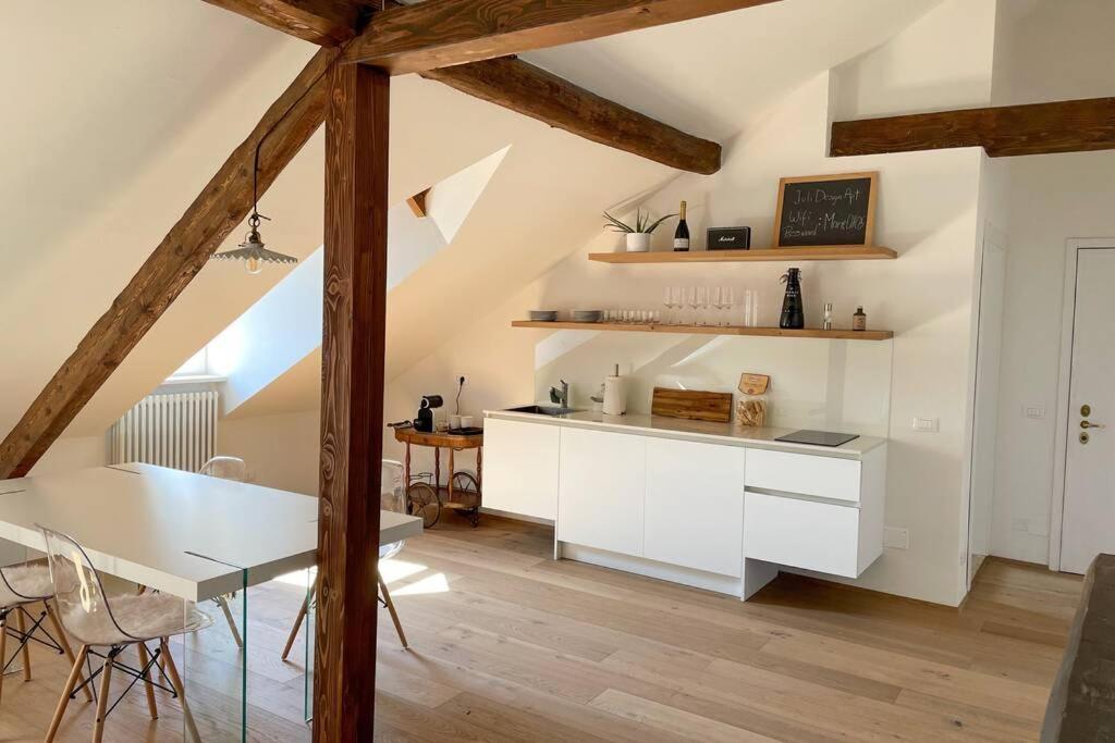 Design Apartment In The Heart Of Больцано Экстерьер фото